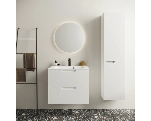 Badezimmer mit Waschtischunterschrank, Spiegelschrank, Handtuchleiter und Hochschrank