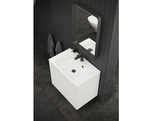 Modernes Badezimmer mit Waschbeckenunterschrank, Spiegel und Armatur