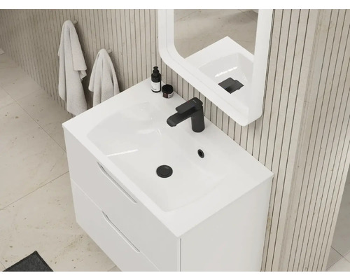 Waschtischunterschrank mit Waschbecken, Armatur und Spiegel in einem hellen Badezimmer.