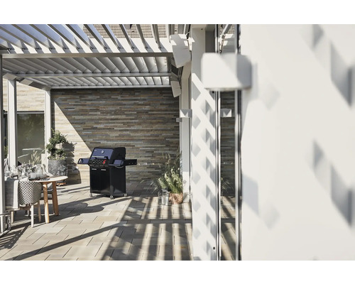 Terrasse couverte avec barbecue et coin salon