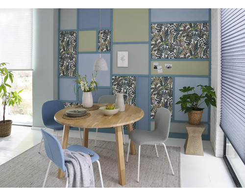Salle à manger avec table ronde en bois, chaises, panneaux muraux et stores plissés