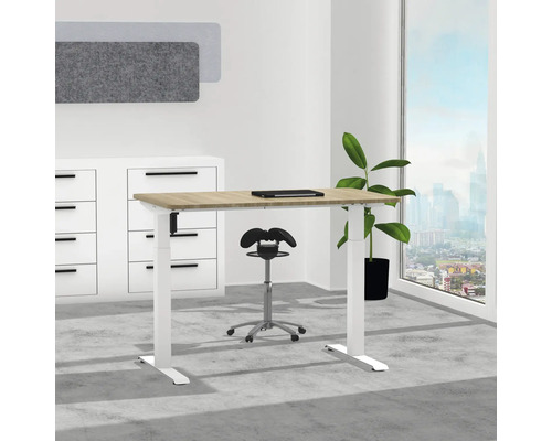 Bureau réglable en hauteur avec chaise de bureau dans une pièce lumineuse.