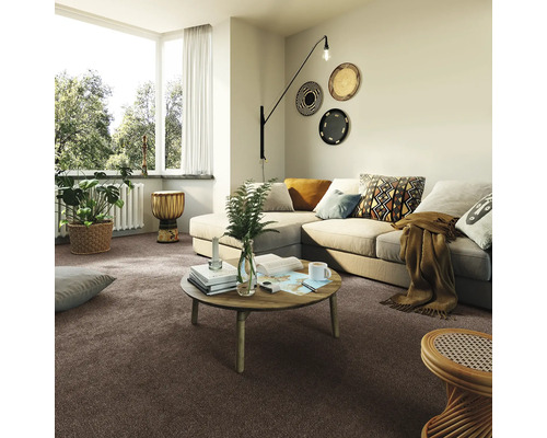 Wohnzimmer mit braunem Teppichboden, Ecksofa und Holztisch