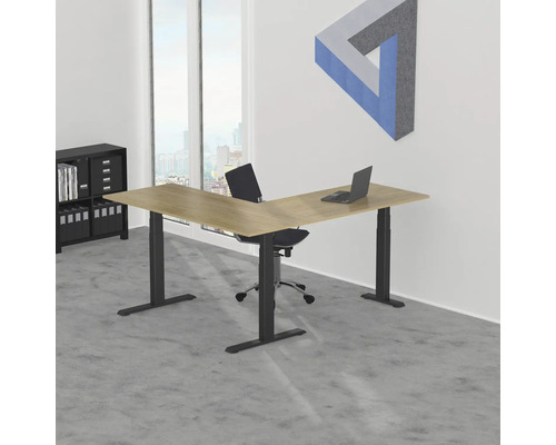 Un bureau avec un bureau d''angle, une chaise de bureau, une étagère et un ordinateur portable.