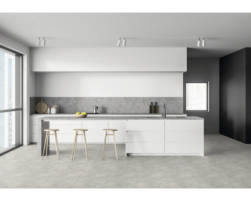 Cuisine claire avec îlot de cuisine, tabourets de bar et grande fenêtre