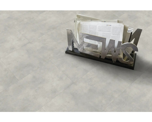 Sol clair avec carrelage et présentoir à journaux