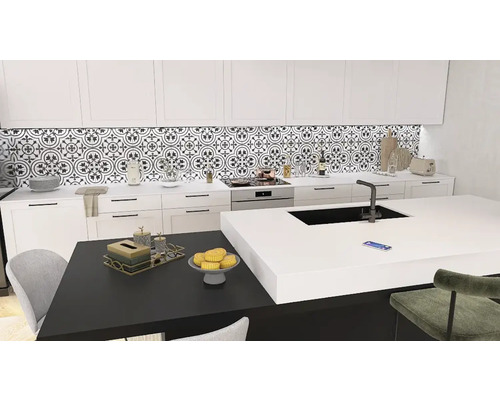 Cuisine moderne avec armoires blanches, motif de carreaux et îlot de cuisine.