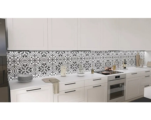 Scène de cuisine avec des armoires blanches et des carreaux décoratifs