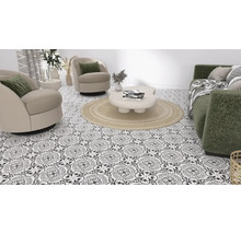 Wohnzimmer mit Fliesen in Schwarz und Weiss im Retrodesign, Sesseln, Sofa und Tisch