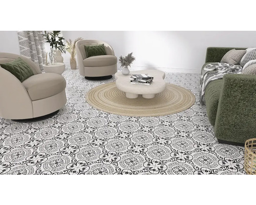 Wohnzimmer mit Fliesen in Schwarz und Weiss im Retrodesign, Sesseln, Sofa und Tisch