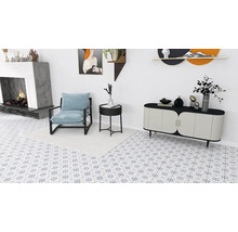 Helles Wohnzimmer mit Sessel, Kommode und Kamin