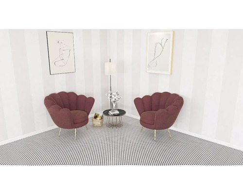 Pièce d''angle avec deux fauteuils coquillage, table d''appoint, lampadaire et œuvres d''art au mur