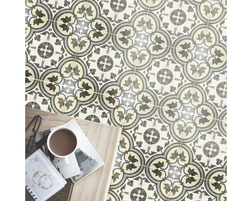 Motif de carreaux posés avec décor floral et objets usuels sur une table en bois