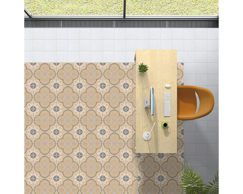 Bureau avec carrelage à motifs, bureau et chaise de bureau vus de dessus