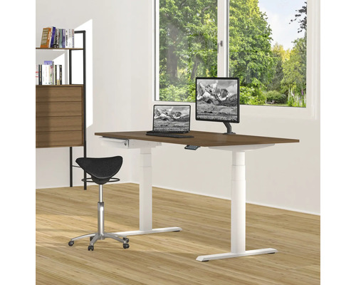 Büro mit höhenverstellbarem Schreibtisch, Laptop, Monitor und Bürostuhl