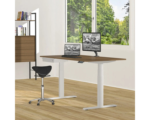 Bureau avec bureau réglable en hauteur, ordinateur portable, moniteur et siège selle