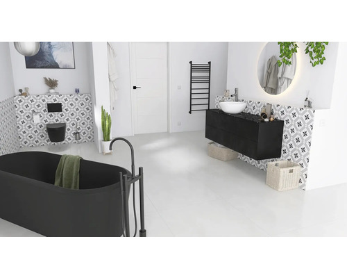 Salle de bain moderne avec baignoire îlot, meuble-lavabo et miroir