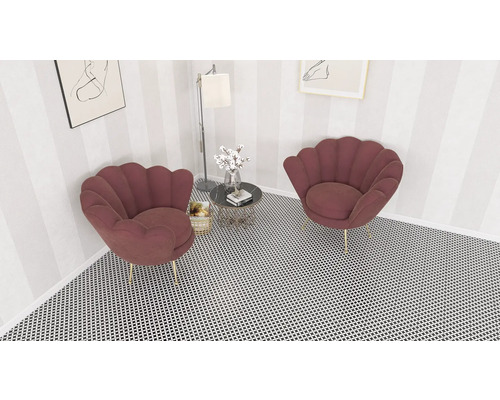 Deux fauteuils en forme de coquillage dans une pièce à côté d''une table d''appoint.