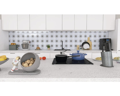 Helle Küche mit Küchenutensilien, Geschirr und Dekorationsgegenständen auf der Arbeitsfläche.