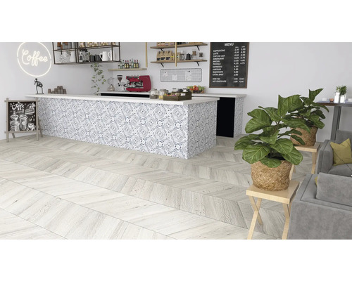 Photo d''intérieur d''un café avec un sol en bois à chevrons, un comptoir carrelé à motifs et des plantes d''intérieur