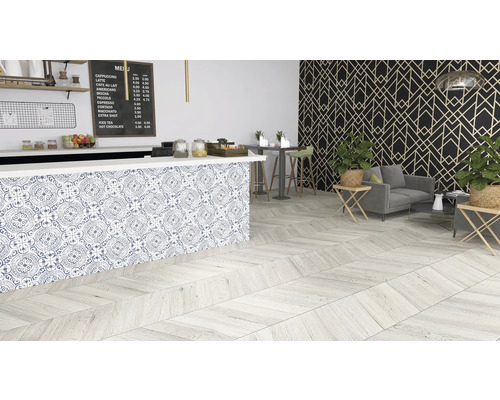 Café avec carrelage imitation bois, comptoir carrelé à motifs, coin salon et carte des boissons