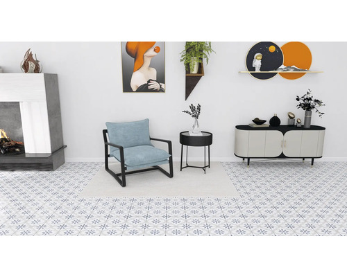 Wohnzimmer mit Kamin, Sessel, Beistelltisch und Kommode