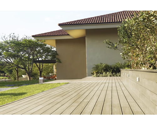 Photo extérieure d''une maison avec terrasse, jardin et plantes