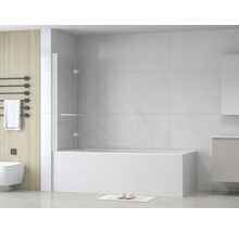 Modernes Badezimmer mit Badewanne, Duschabtrennung und Handtuchwärmer für eine helle und organisierte Atmosphäre