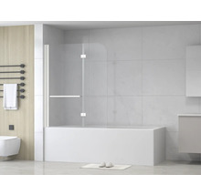 Badezimmer mit Badewanne und Duschwand aus Glas