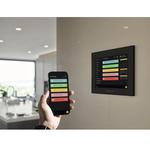 Commande Smart Home via smartphone et écran tactile au mur