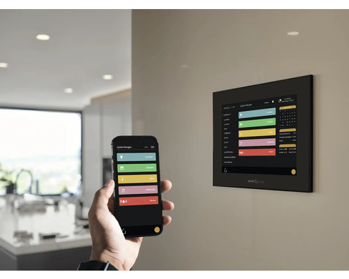Commande Smart Home via smartphone et écran tactile au mur