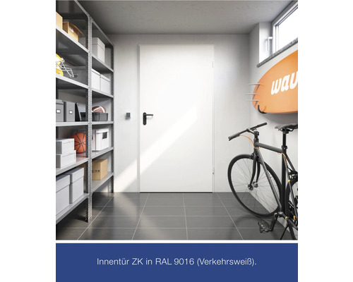 Porte intérieure blanche dans une pièce avec des étagères et un vélo