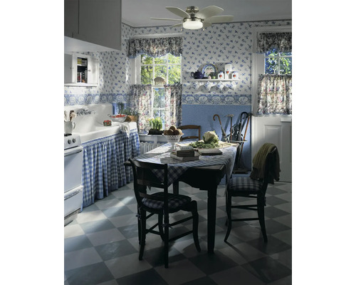 Scène de cuisine avec table, chaises, ventilateur de plafond et décor floral