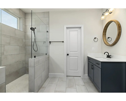 Badezimmer mit Dusche, Waschtisch, Spiegel und Handtuchhalter