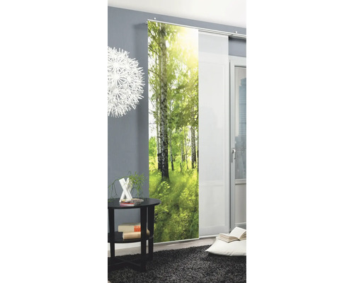 Dekorative Schiebegardine mit Waldmotiv in einem modern eingerichteten Raum.