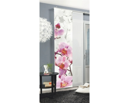 Dekorative Schiebegardine mit Orchideenmuster im Wohnzimmer.