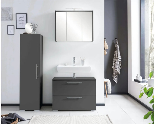 Badezimmer mit Waschbeckenunterschrank, Spiegelschrank und Hochschrank