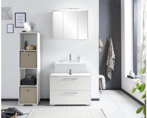 Salle de bains moderne avec meuble sous-lavabo, armoire de toilette et étagère