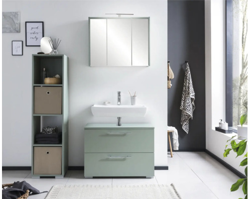 Salle de bains avec lavabo, meuble sous-vasque, armoire de toilette et étagère