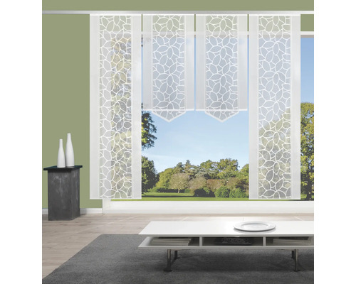 Salon avec des panneaux japonais à motif de feuilles devant une fenêtre