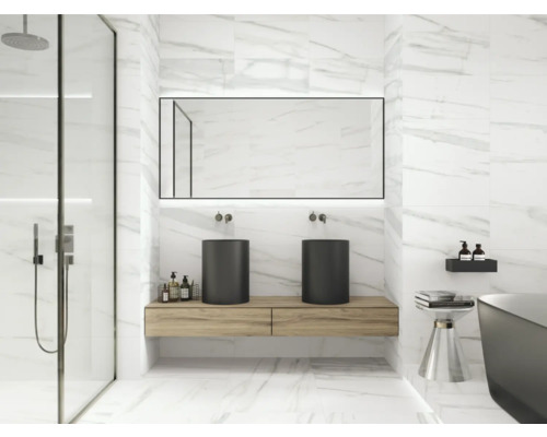 Salle de bains moderne avec douche, double vasque, miroir et carreaux de marbre