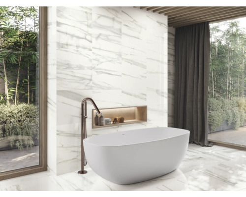 Badezimmer mit Badewanne, Armatur und Wandfliesen in Marmoroptik