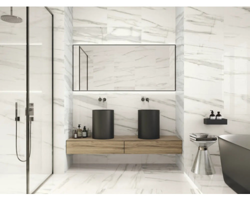 Helles Badezimmer mit Marmorfliesen, Dusche, zwei Waschbecken und Spiegel