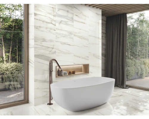 Salle de bains avec baignoire îlot, carreaux de marbre et fenêtre