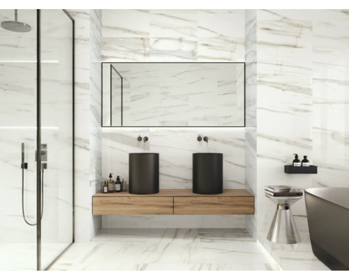 Salle de bain lumineuse avec douche, meuble-lavabo avec deux vasques et miroir