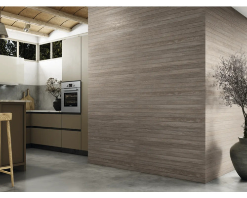 Moderne Küche mit einer Wandverkleidung in Holzoptik, die eine warme und natürliche Atmosphäre schafft