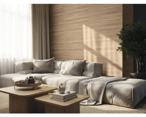 Salon avec canapé modulable, tables basses en bois et revêtement mural décoratif