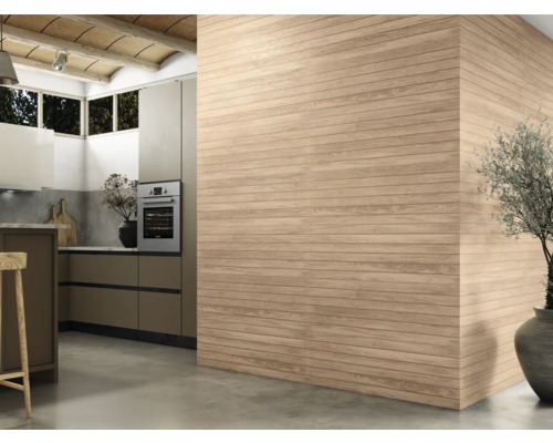 Intérieur lumineux avec revêtement mural en bois et cuisine moderne