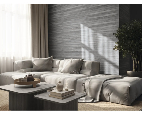 Wohnzimmer mit grosser Couch, Couchtischen und Zimmerpflanze