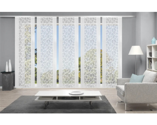 Salon avec rideaux coulissants à motif de feuilles devant la fenêtre.